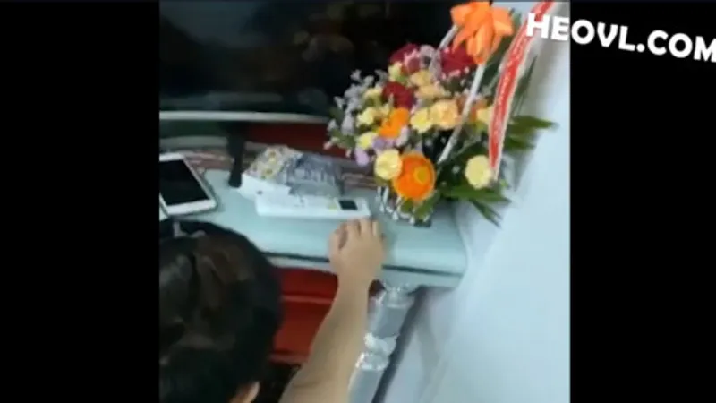 Không chịu đi tắm vì nứng lồn quá cần phang luôn !