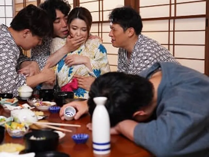 đưa vợ yêu đi suối nước nóng, ông xã không biết vợ bị người khác đụ sấp mặt