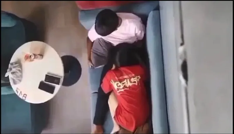 Quay lén em người yêu mút liếm cho bạn gái nơi công cộng