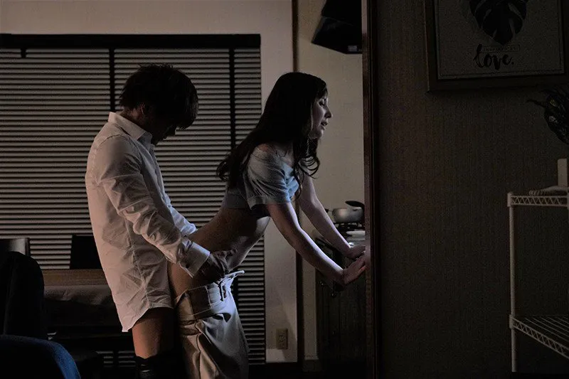 Tiền bối đi công tác, cậu nhân viên đến nhà phang vợ ông ấy