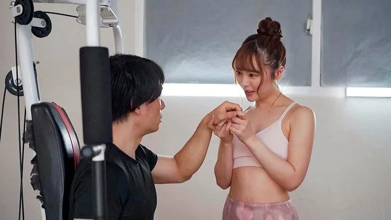 Nữ huấn luyện viên gym và anh ccậu bé học viên số hưởng vl