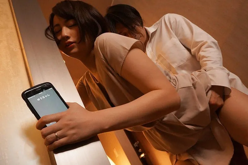 Người vợ đi họp lớp rồi nắc với nyc mặc cho chồng yêu ở nhà chờ