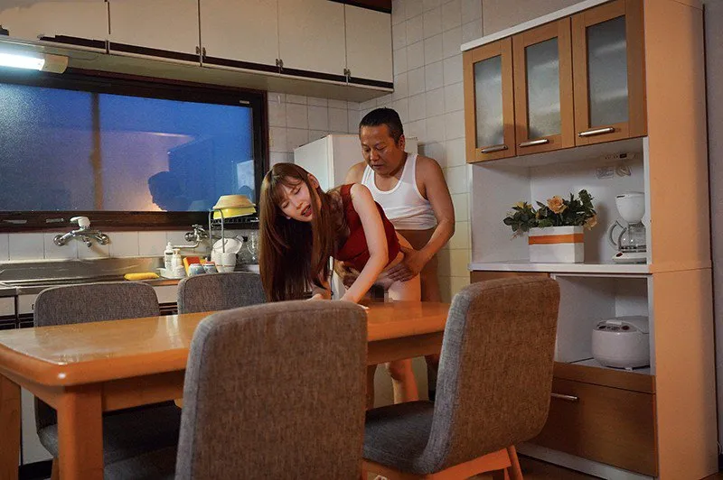 Con gái bị chồng mới của mẹ địt mỗi ngày, cho dù đã có người yêu