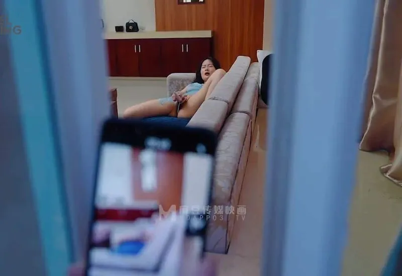 đột nhập nắc em nhà đối diện đang thủ dâm