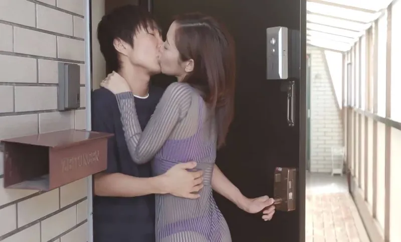 Cô gái nhà kế bên với chiếc quần lót lọt khe và cậu nhóc nhà sát bên may mắn