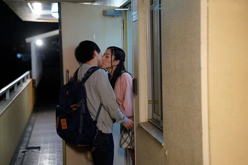 Mẹ yêu bạn học của con trai suốt 5 năm… sau cú sốc bị anh xã cắm sừng