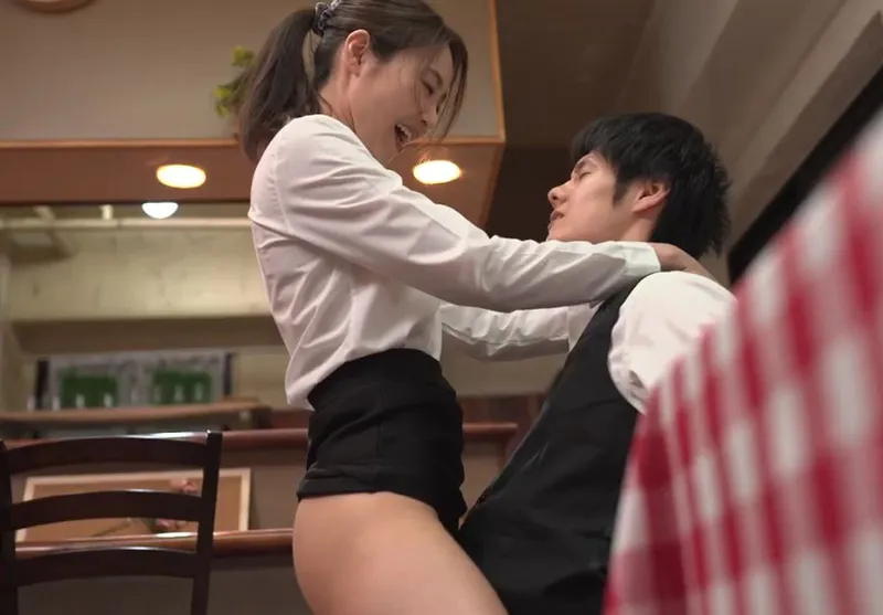 Cậu trai trẻ nắc đồng nghiệp nữ làm chung công ty có chồng yêu nhưng ông chồng “yếu”