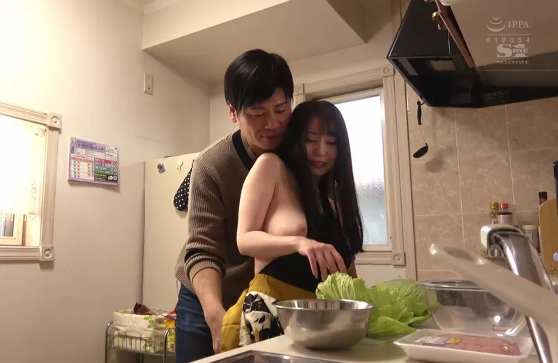 Nghi ngờ vợ cắm sừng, chồng lén lắp camera và chứng kiến tất cả