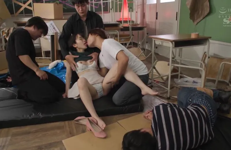 Giúp đỡ cậu nhân tình bị bắt nạt, nữ sinh dính vào đám côn đồ biến thái