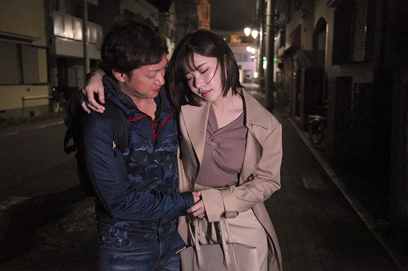 đưa cô nhân viên nữ nhậu say xỉn vì cãi nhau với chồng yêu về nhà